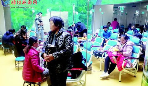 目前進(jìn)入流感高發(fā)期 濰坊各大醫(yī)院兒科門診室里擠滿小病號(hào)