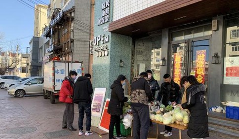 感動(dòng)！青島無人攤位義賣蔬菜，現(xiàn)場無一人逃單！利潤將悉數(shù)捐出抗擊疫情