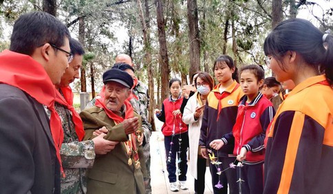 山東沂南：抗戰(zhàn)老兵少先隊(duì)員手拉手講學(xué)黨史